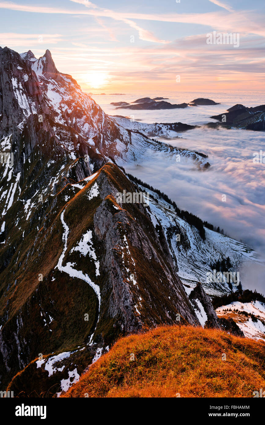 La Suisse, les Alpes, Appenzell, Schaefler, nuages, brouillard, haut, vue, lumière, soleil, soleil, soir, coucher de soleil, montagnes, sommets, Säntis, panorama, paysage Banque D'Images La Suisse, les Alpes, Appenzell, Schaefler, nuages, brouillard, haut, vue, lumière, soleil, soleil, soir, coucher de soleil, montagnes, sommets, Säntis, panorama, paysage Banque D'Images