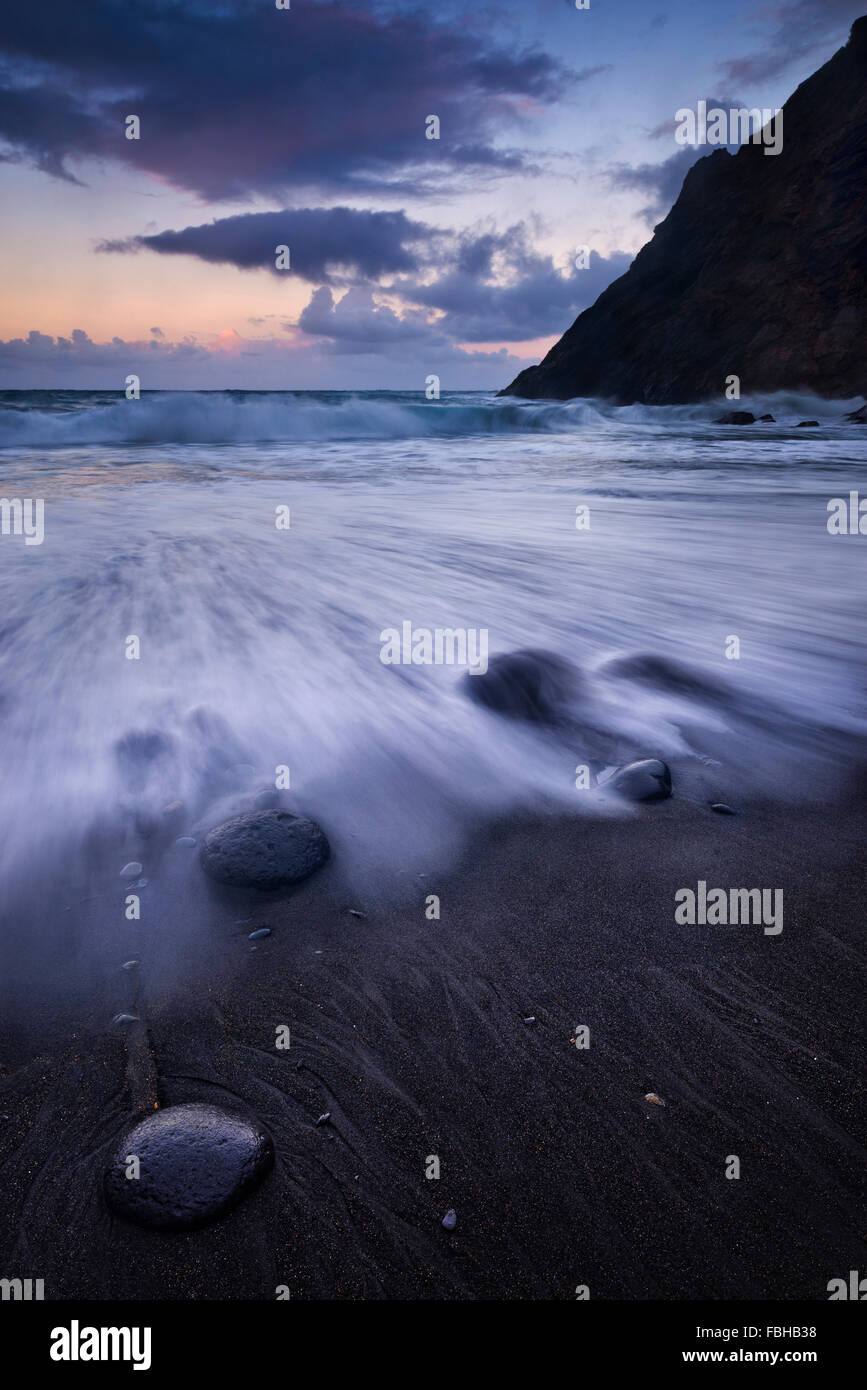 L'Espagne, la Gomera, île, plage, bleu, océan, l'Atlantique, rock, stones, surf, noir, lave, sable, lumière, heure bleue, soir, couleur, vagues, paysage Banque D'Images