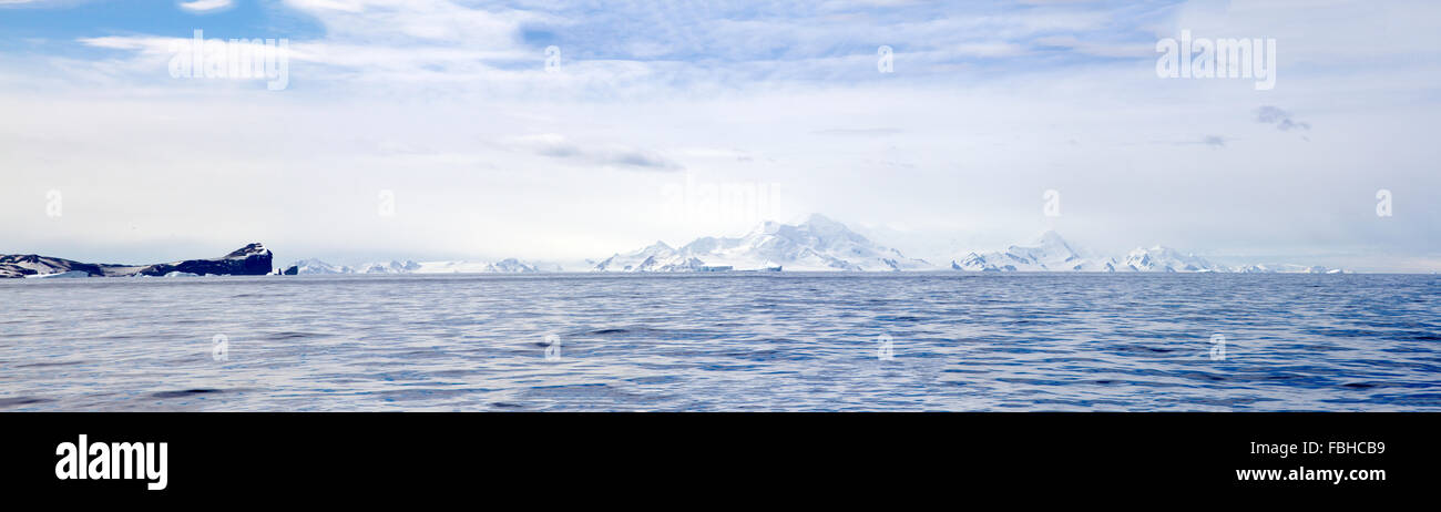 Vue panoramique sur les glaciers et icebergs le long du littoral de la péninsule antarctique. Banque D'Images