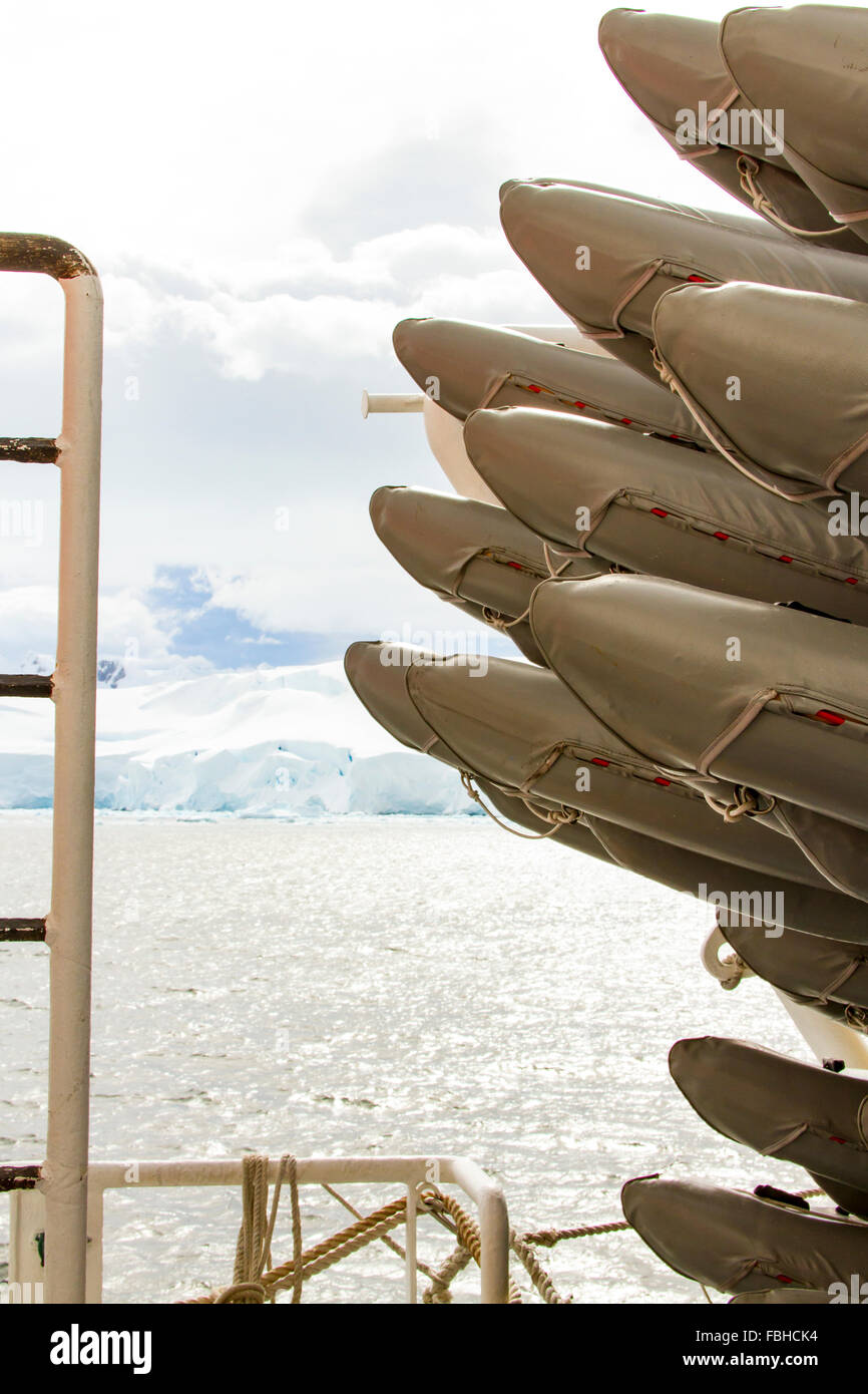 Pile de radeaux en caoutchouc à bord d'une croisière dans l'Antarctique. Banque D'Images