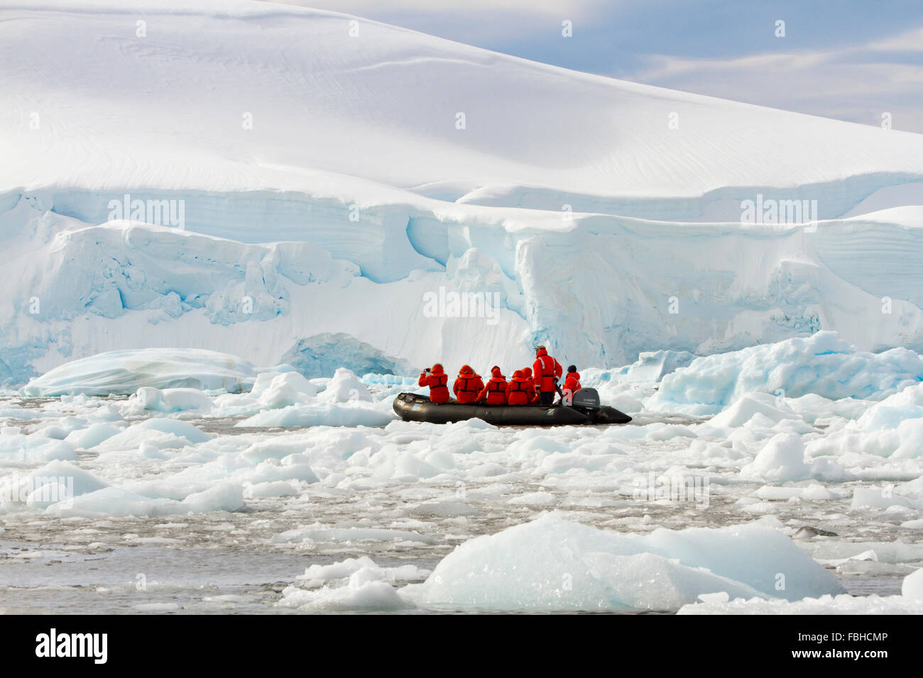 La péninsule antarctique - 12 décembre 2015 : Zodiac cruiser avec les passagers d'explorer le champ de glace en Antarctique Péninsule. Banque D'Images
