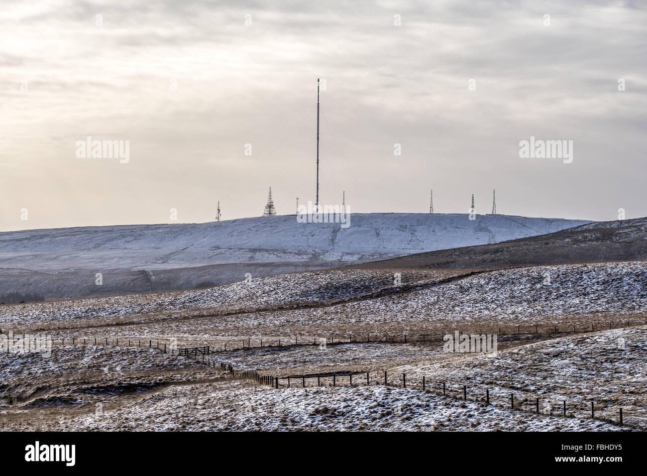 Les mâts et la colline d'hiver, Horwich, Bolton, Rivington, photographié à partir de la route de Belmont en hiver. Banque D'Images