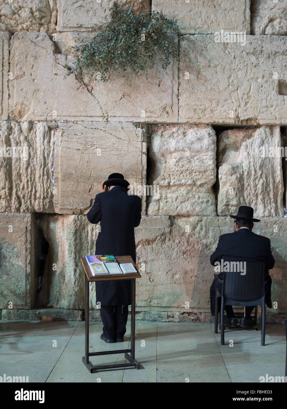 Deux juifs orthodoxes prient par le Mur des Lamentations Banque D'Images