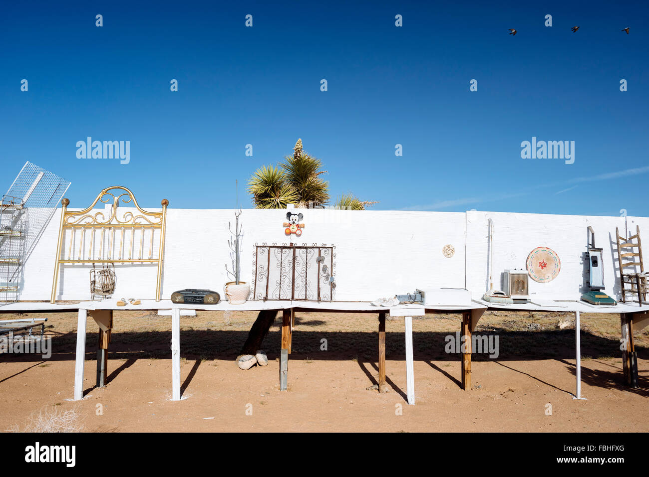 Sculpture Assemblage par feu Noé Noé dans Purifoy Purifoy désert en plein air de l'Art Museum, Joshua Tree, Californie Banque D'Images