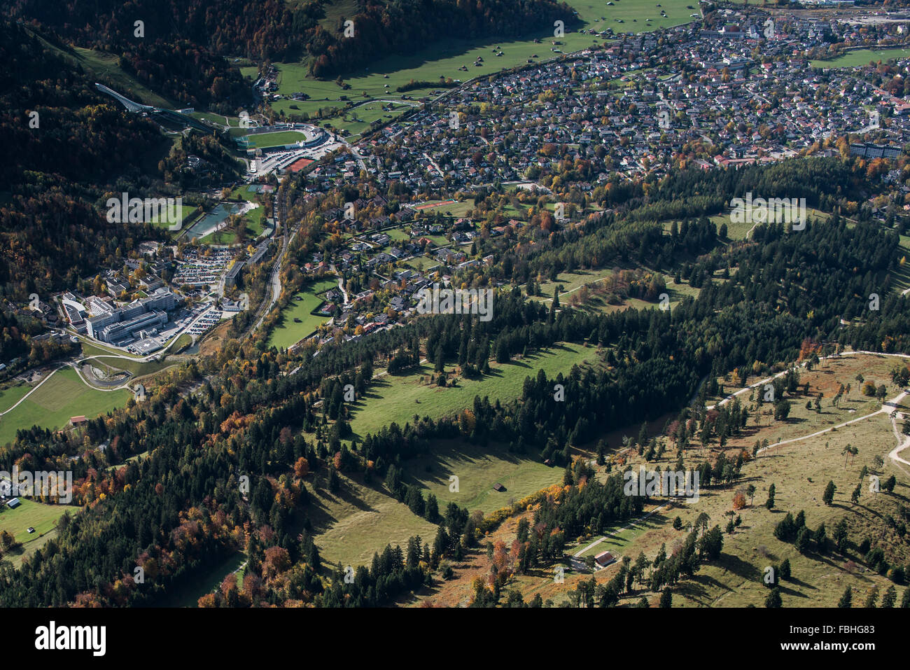 Partenkirchen, hôpital, saut à ski hill, Garmisch-Partenkirchen, vue aérienne, la Bavière, l'automne humeur, hautes terres, Haute-Bavière, Werdenfelser Land, Allemagne Banque D'Images