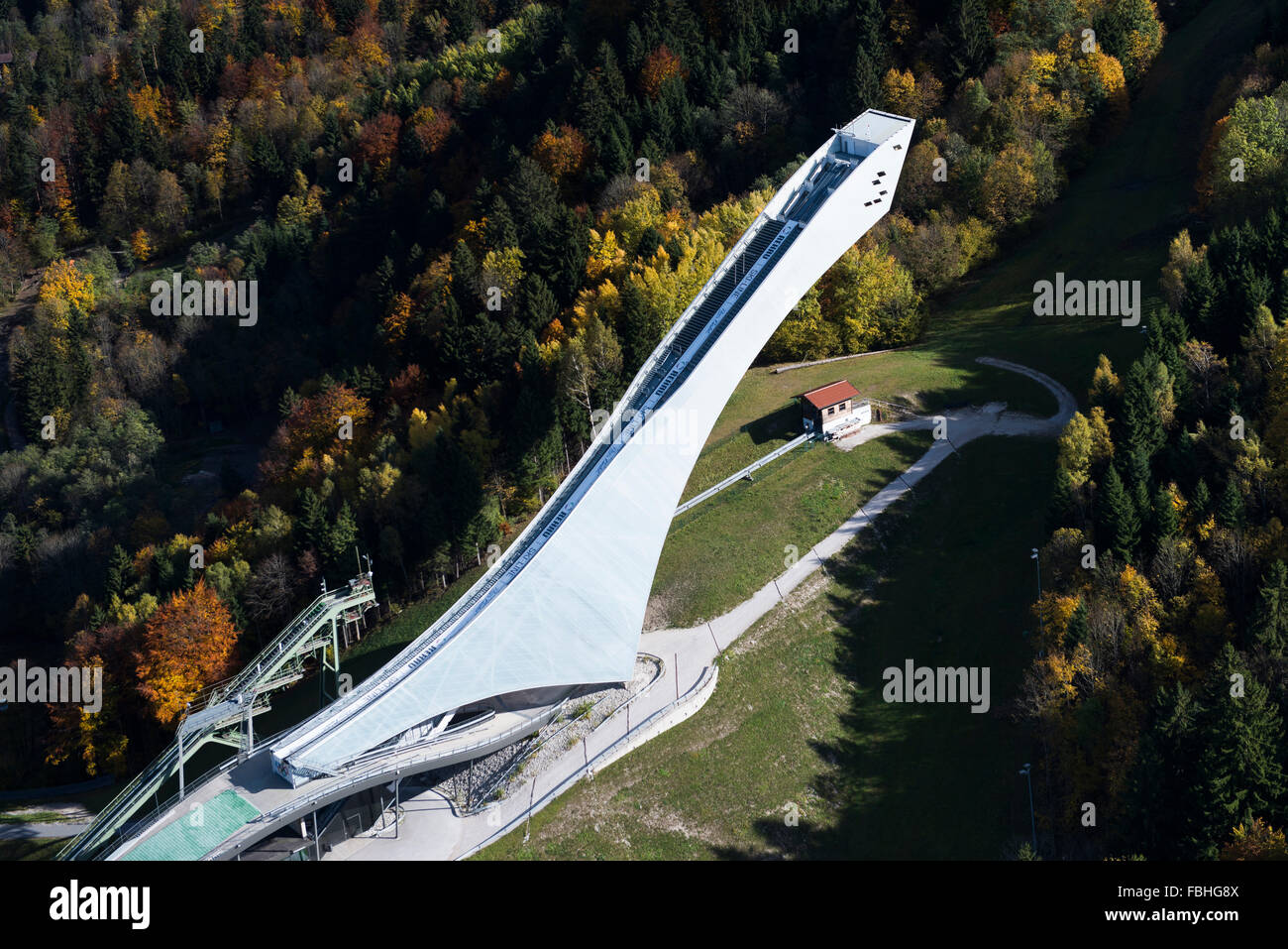 Saut à Ski Hill, stade de ski de Garmisch-Partenkirchen, aérienne, la Bavière, l'automne humeur, hautes terres, Haute-Bavière, Werdenfelser Land, Allemagne Banque D'Images