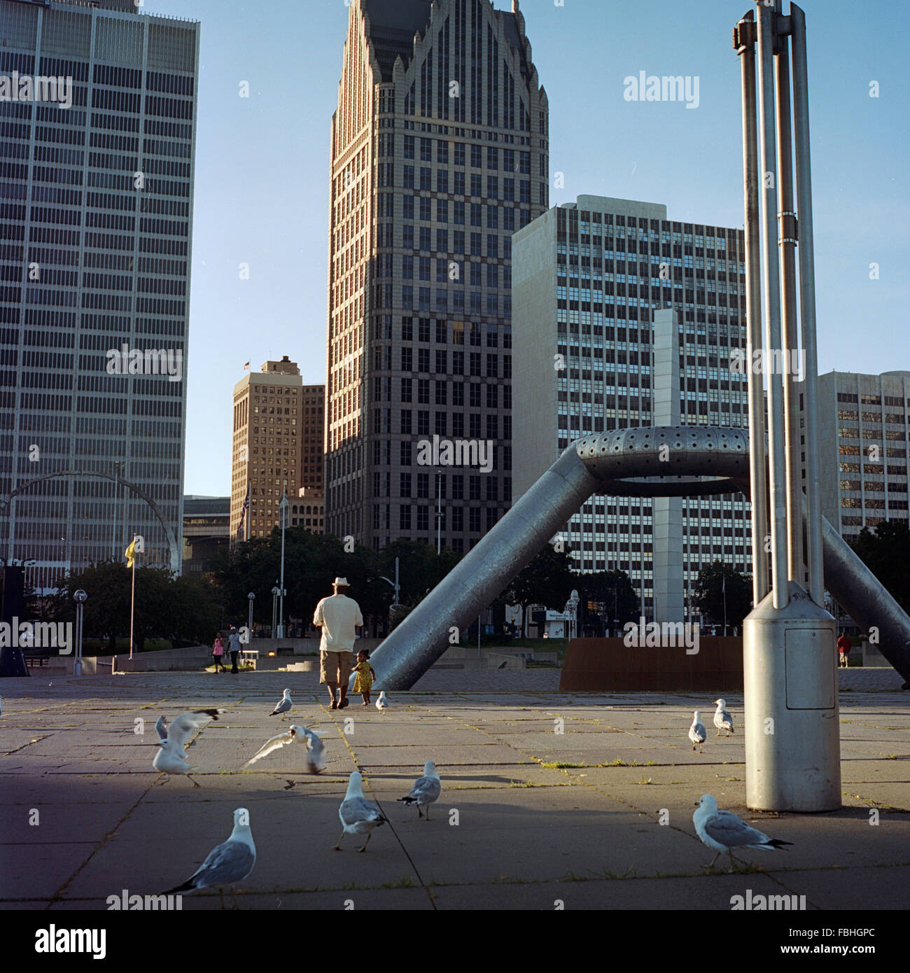 Père et fille visiter Hart Plaza à Detroit au cours d'une soirée d'été Banque D'Images