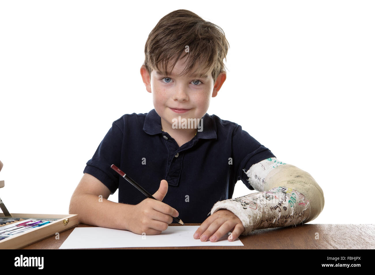 Les jeunes un dessin même s'il a un bras cassé Banque D'Images