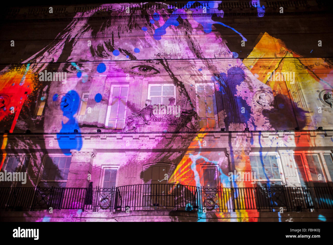 Londres, Royaume-Uni. 16 janvier 2016. La projection de lumière appelé '185' Piccadilly par Novak sur le BAFTA britannique célèbre bâtiment les acteurs, comme Alison Steadman, sur la photo. Le travail fait partie de lumière Londres, une nouvelle grande fête des lumières qui s'est continué le week-end comme un très grand nombre de personnes ont visité le troisième des quatre soirée événement mettant en vedette des artistes qui travaillent avec la lumière. L'événement est produit par l'Artichaut et soutenu par le maire de Londres. Crédit : Stephen Chung / Alamy Live News Banque D'Images