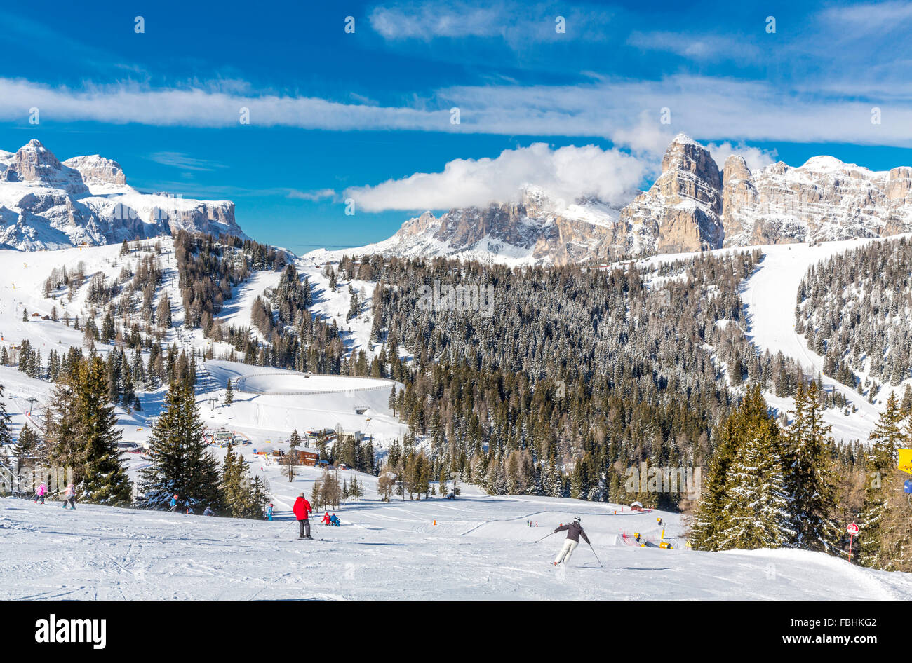 Région de ski Alta Badia, dans le contexte le groupe de Sella, et le Sassongher, 2665 m, le Tyrol du Sud, l'Alto Adige, les Dolomites, Italie, Europe Banque D'Images