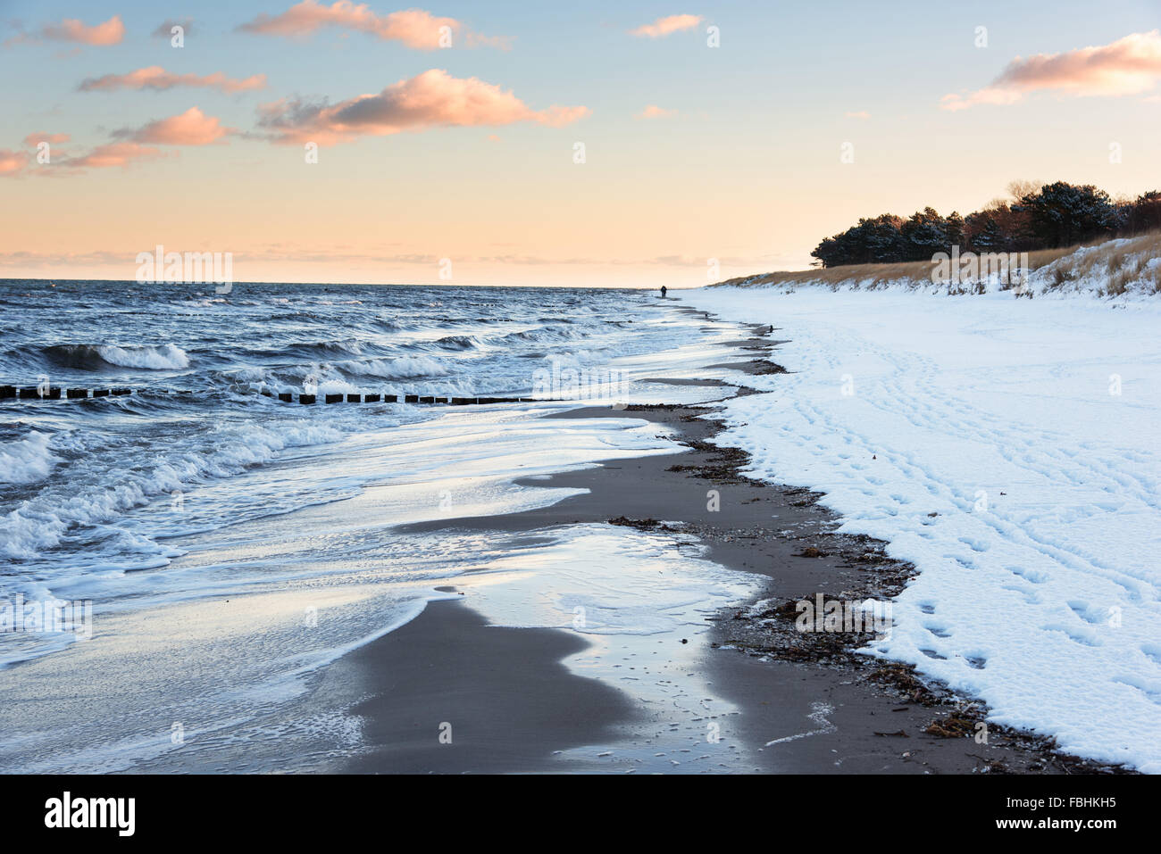 Lever du soleil, la plage, l'hiver, la neige, la marche, la mer Baltique, Darss, Zingst, Allemagne Banque D'Images