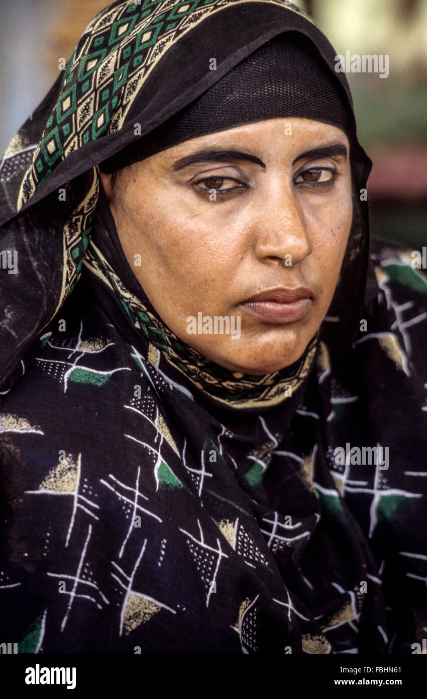L'Oman. Femme de Masirah portant foulard. Banque D'Images