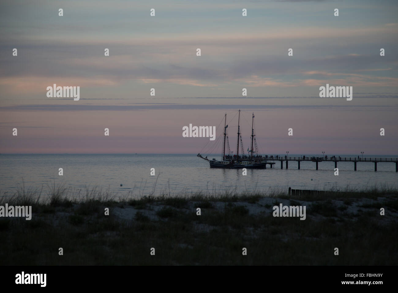 Petit bateau sur la mer Baltique à la plage de Mecklembourg-Poméranie-Occidentale, Allemagne, Graal Müritz, Zierow Banque D'Images