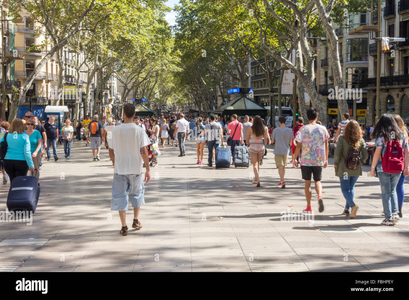Barcelone, 5e Spain-September 2015 : Les piétons sur la Rambla de Canaletes. Les Ramblas sont célèbres rues commerçantes de la ville. Banque D'Images