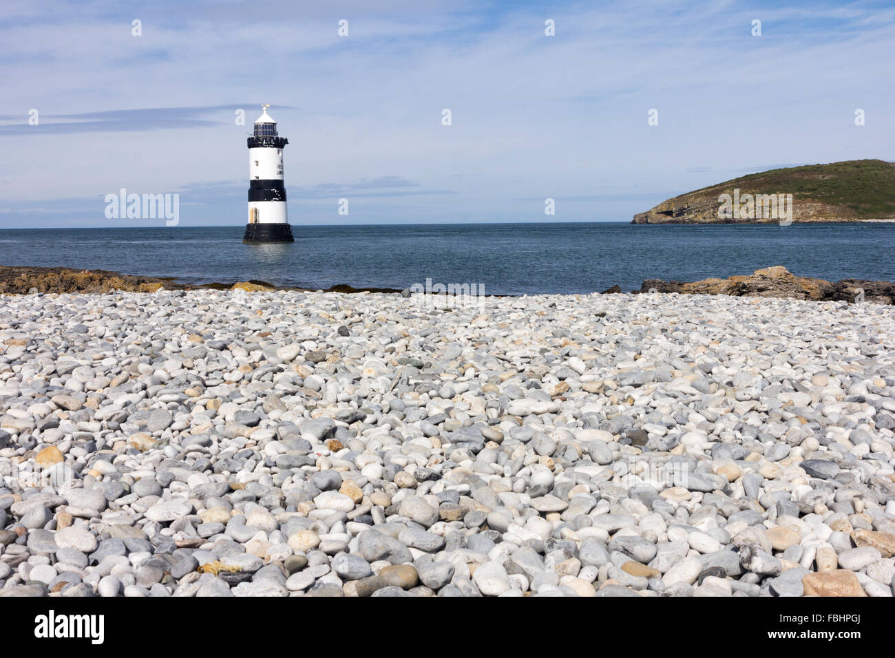 Penmon Lighthouse et plage de galets, Anglesey, Pays de Galles, Royaume-Uni Banque D'Images