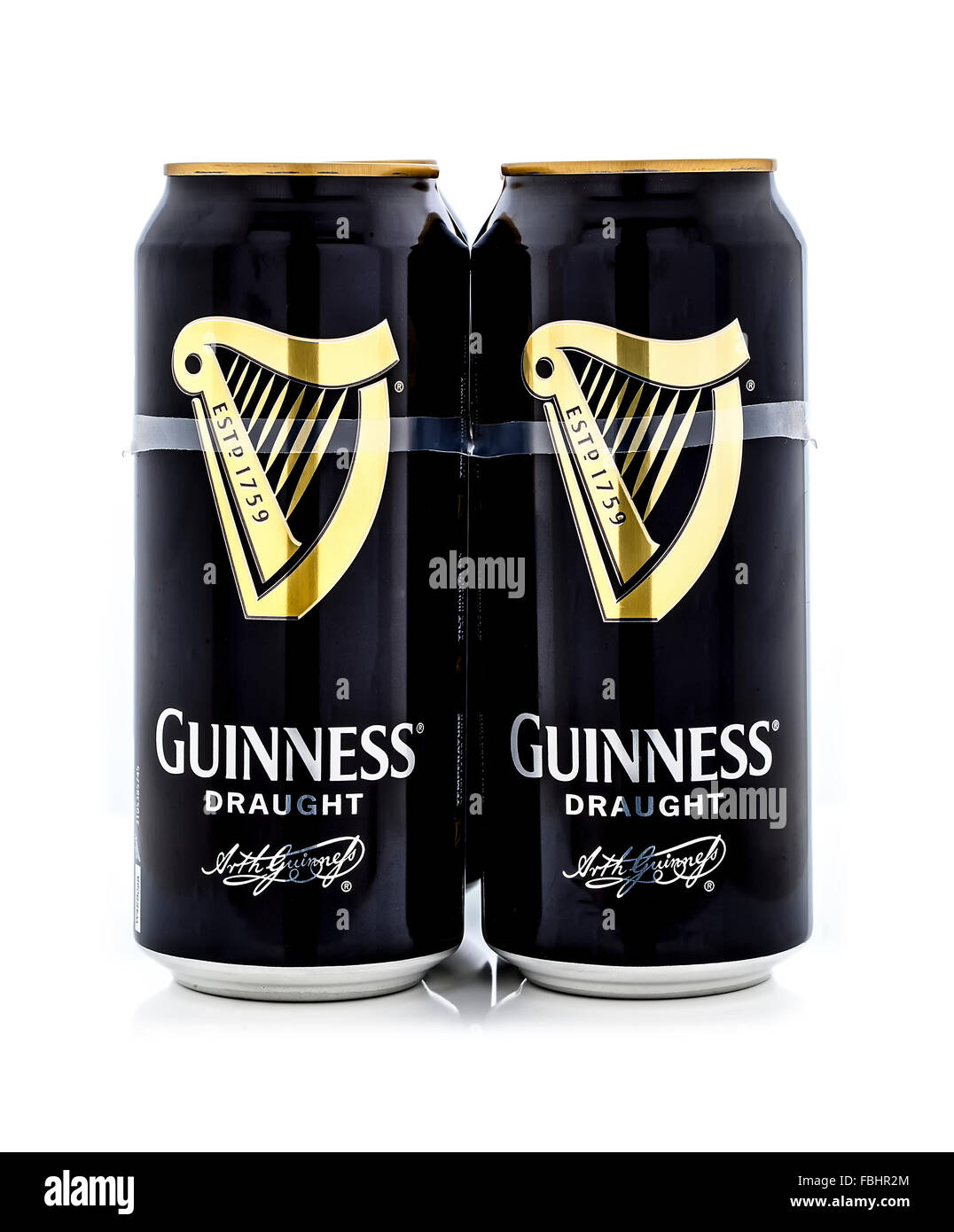 Quatre packs de Guinness, la célèbre bière irlandaise sur un fond blanc Banque D'Images