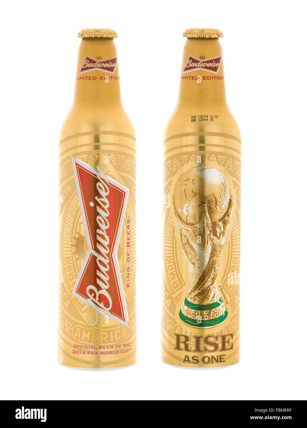 Deux bouteilles de bière Budweiser en édition limitée pour la Coupe du Monde de Football FIFA 2014 sur fond blanc Banque D'Images