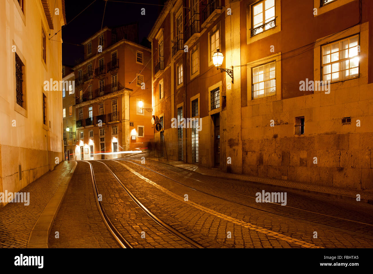 Ville de Lisbonne au Portugal par nuit, Largo Santa Luzia avec la rue célèbre tram route 28 Banque D'Images