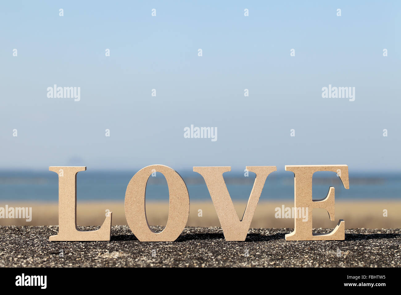 Mot amour faite avec une cale en bois lettres en bois Banque D'Images