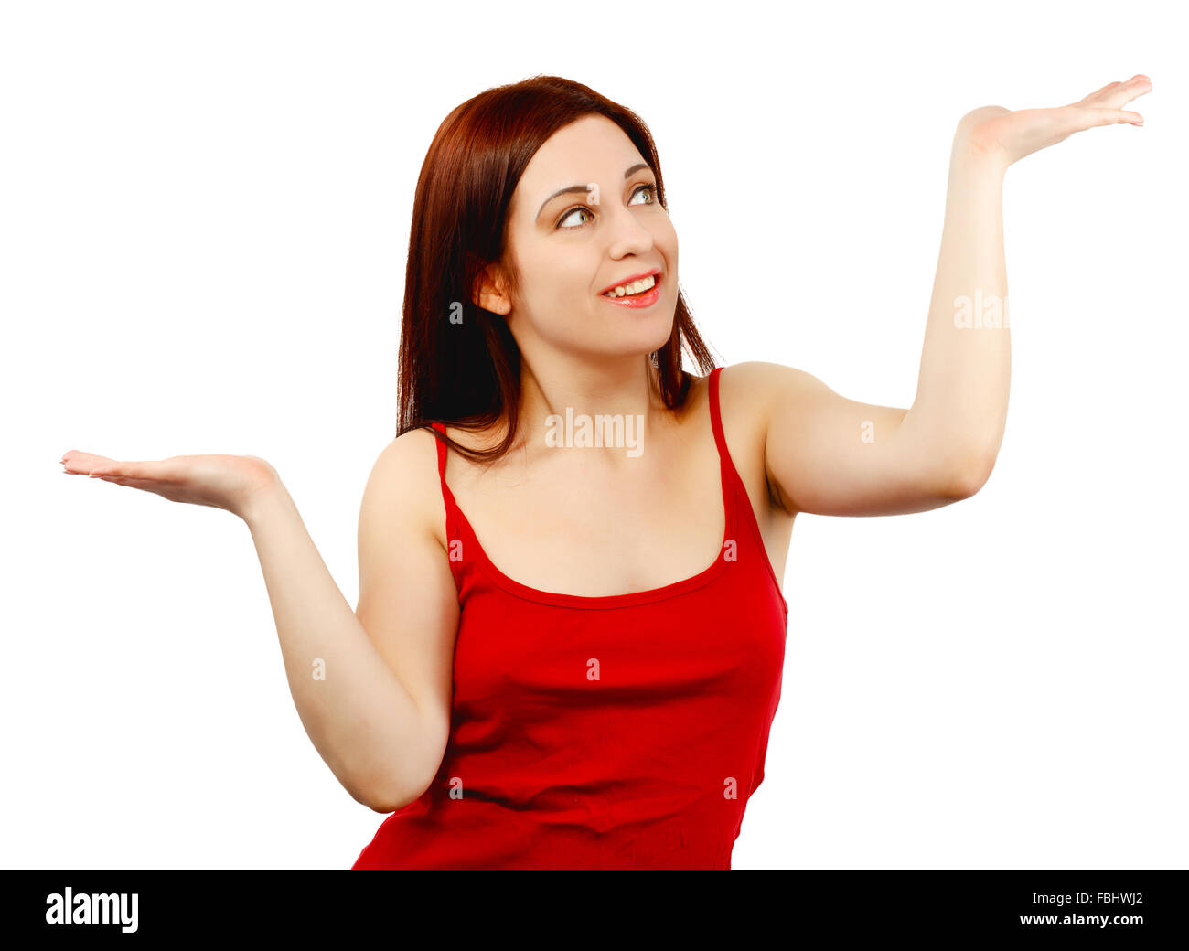 Jeune femme tenant ses mains, comme si un poids d'équilibrage ou quelque chose d'isolé sur fond blanc Banque D'Images