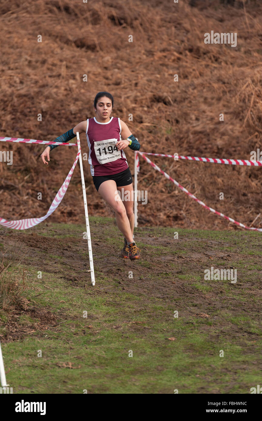 L'Assemblée Knole Run Sevenoaks School cross country mile run jeunes équipes en course d'endurance difficiles Banque D'Images