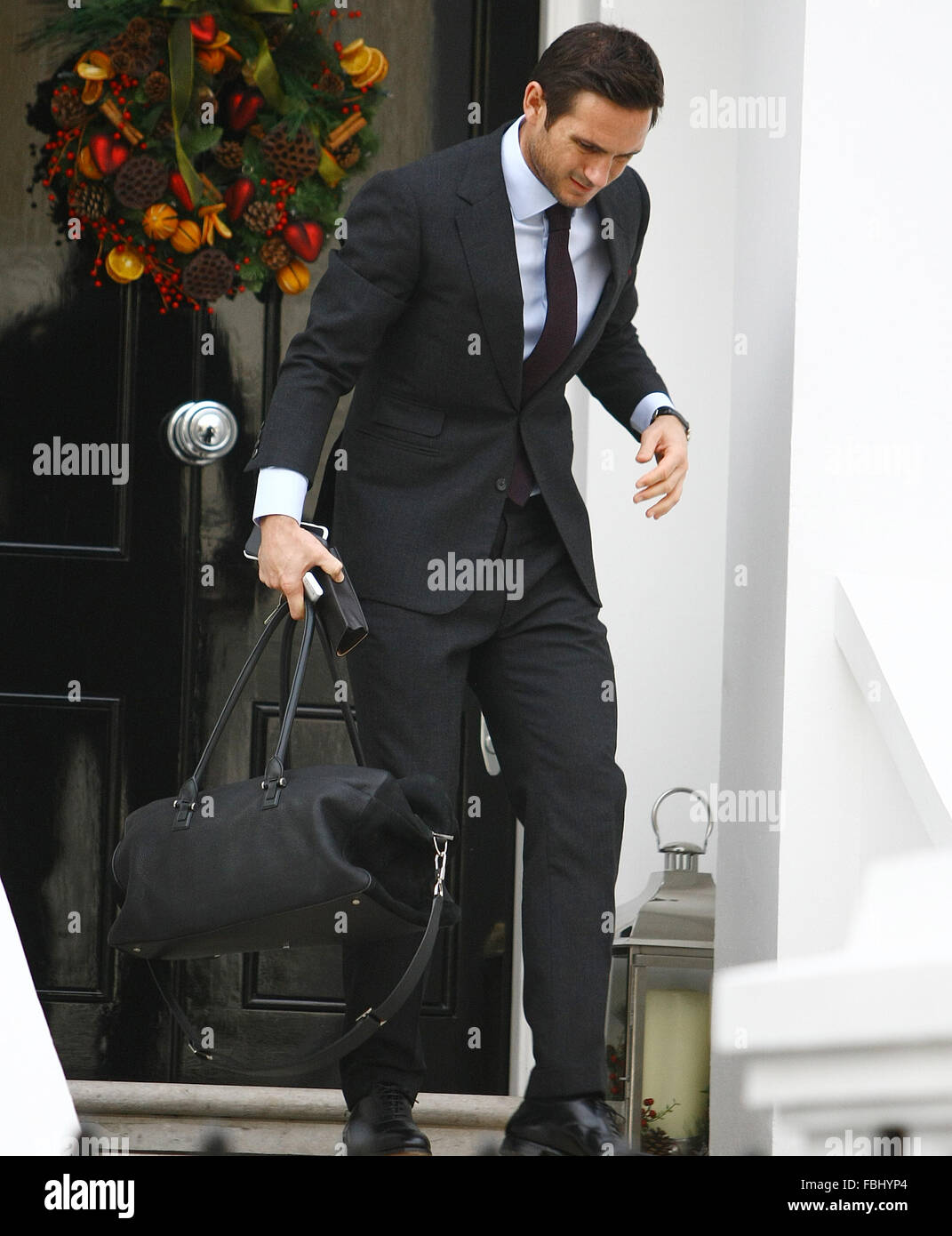 Frank Lampard de quitter la maison, portant un costume smart et cravate.  Avec : Frank Lampard Où : London, Royaume-Uni Quand : 17 déc 2015 Photo  Stock - Alamy
