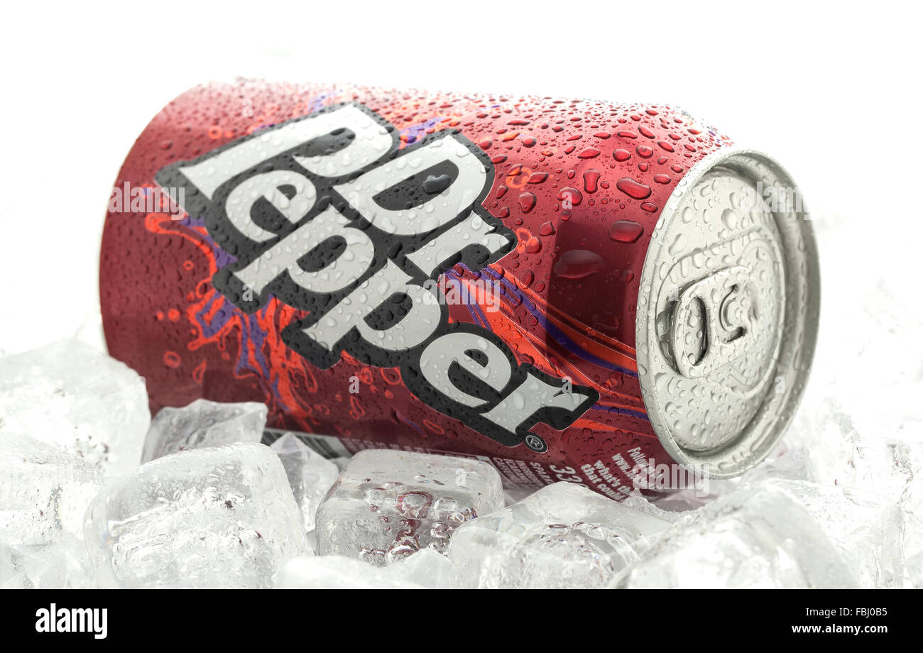 Peut de Dr Pepper sur un lit de glace sur un fond blanc, la boisson a été créée dans les années 1880 Banque D'Images