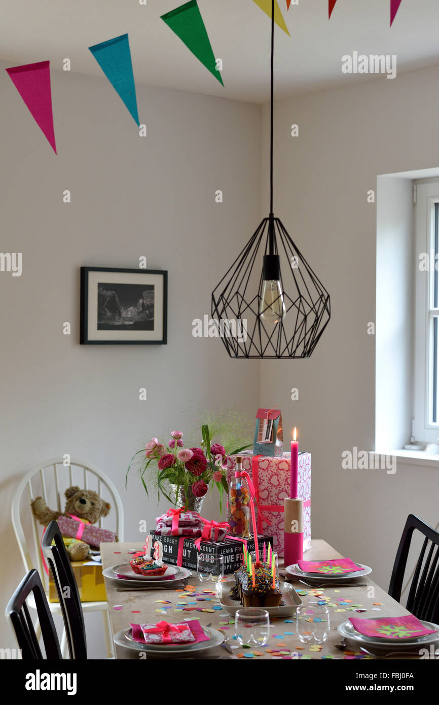 Decoration De Table Pour L Anniversaire De L Adolescent 13 Ans Photo Stock Alamy Decoration De Table Pour L Anniversaire De L Adolescent 13 Ans Photo Stock Alamy