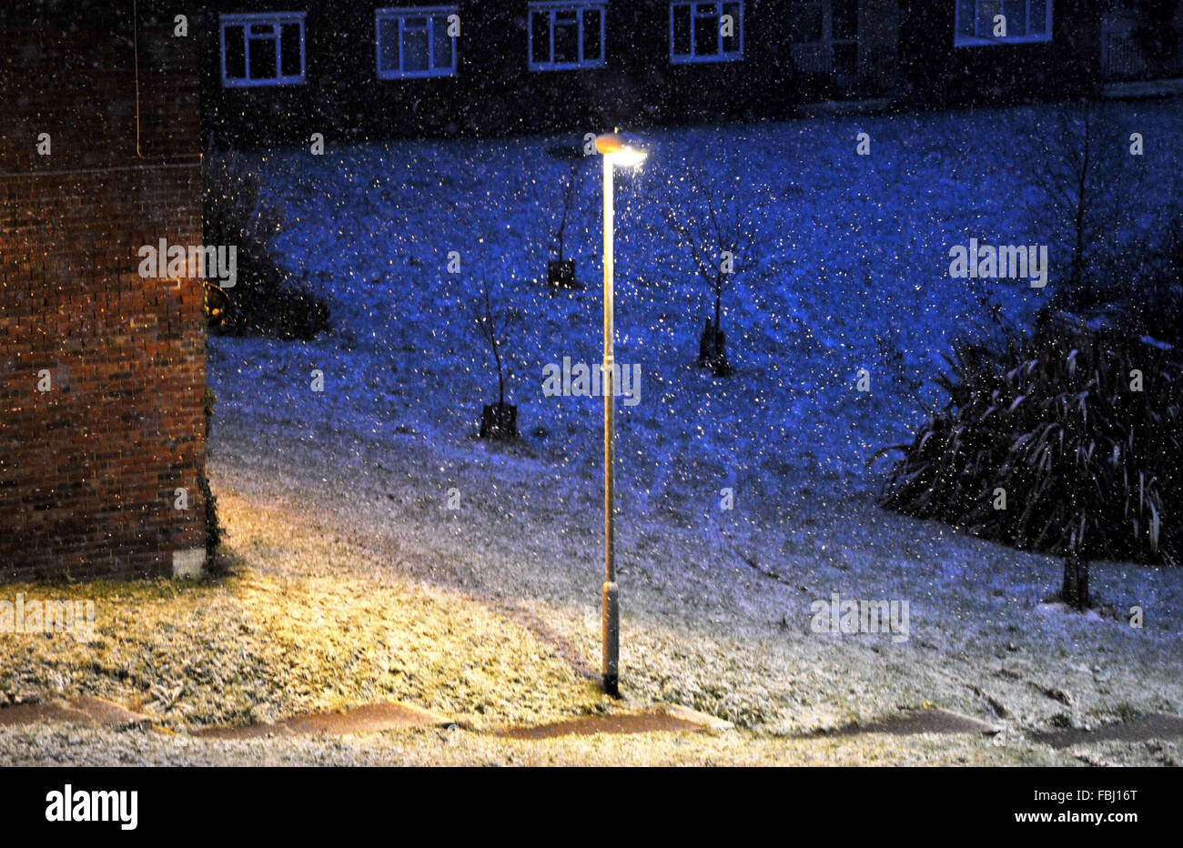 Brighton Sussex UK 17 Janvier 2016 - La neige qui tombe en Brighton ce matin à la bande de la météo froide se répand à travers le sud de la Grande-Bretagne aujourd'hui . Crédit : Simon Dack/Alamy Live News Banque D'Images