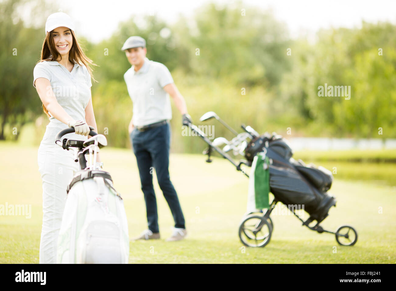 Jeune couple à court de golf Banque D'Images