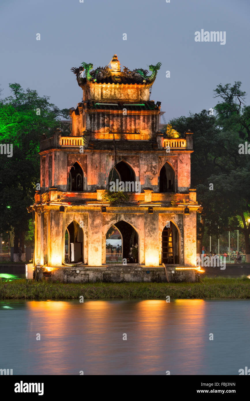 Thap Rua (Tortue) Tour illuminé en lac Hoam Kien, Hanoi, Vietnam Banque D'Images