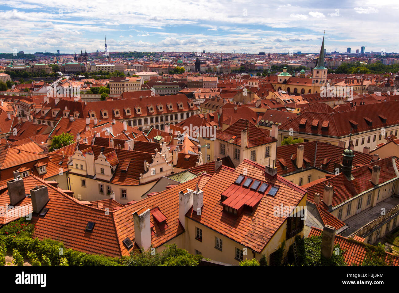 Tourisme et visites, vue de dessus plus de ville européenne Prague de tuiles rouges. Beau temps, journée d'été, vue aérienne Banque D'Images
