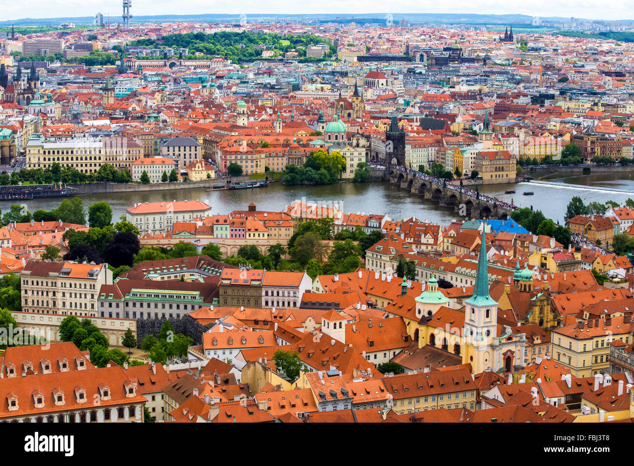 Tourisme et visites, vue du dessus sur Prague cityscape. Beau temps, journée d'été, la Vltava, de tuiles rouges, foule o Banque D'Images
