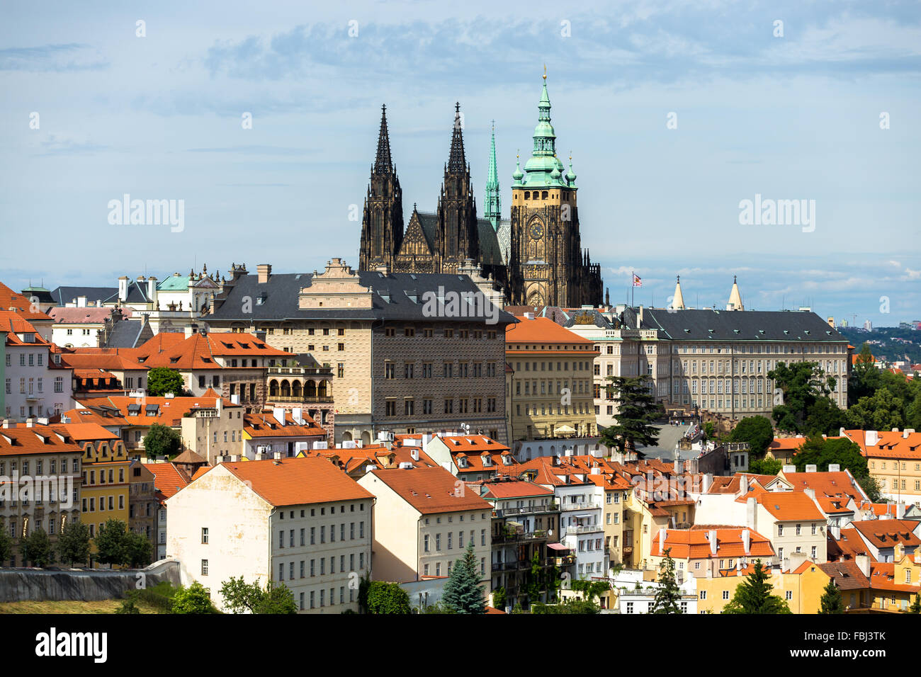 Tourisme et visites, vue de Prague cityscape. Beau temps, journée d'été, de tuiles rouges, la cathédrale Saint-Guy isolation partiellechauffage dans l Banque D'Images