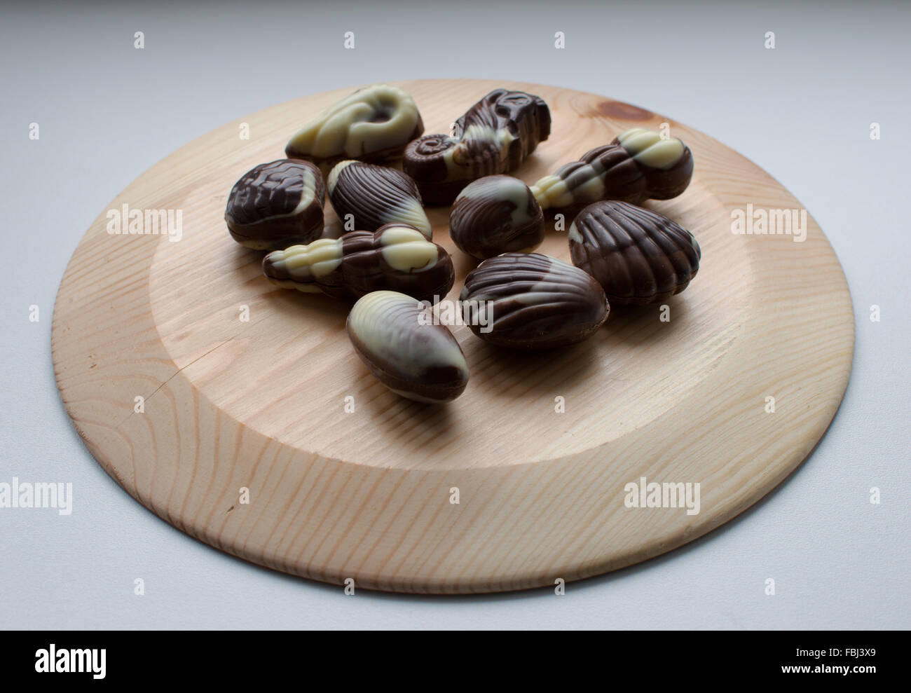 Bonbons de chocolat sur plaque de bois retour naturel de la lumière. Premier plan Sharp Banque D'Images