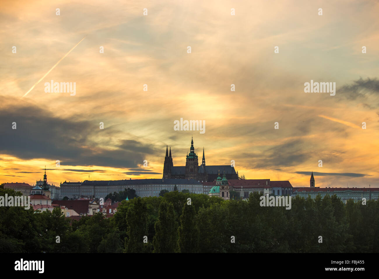 Tourisme et visites, vue de Prague cityscape dans la soirée. Ciel coucher de soleil flamboyant, la cathédrale Saint-Guy dans la distance Banque D'Images