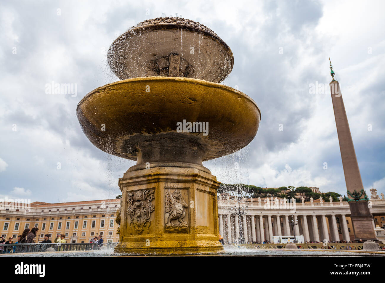 Tourisme et visites, vue sur la célèbre vue de Rome, Italie. La Place Saint Pierre, l'obélisque égyptien, fontaine et les colonnades dans Banque D'Images