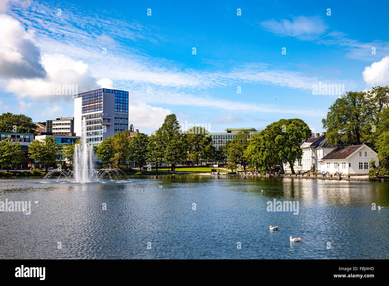 Breiavatnet est le petit lac avec fontaine situé dans le centre de Stavanger, Norvège. Banque D'Images