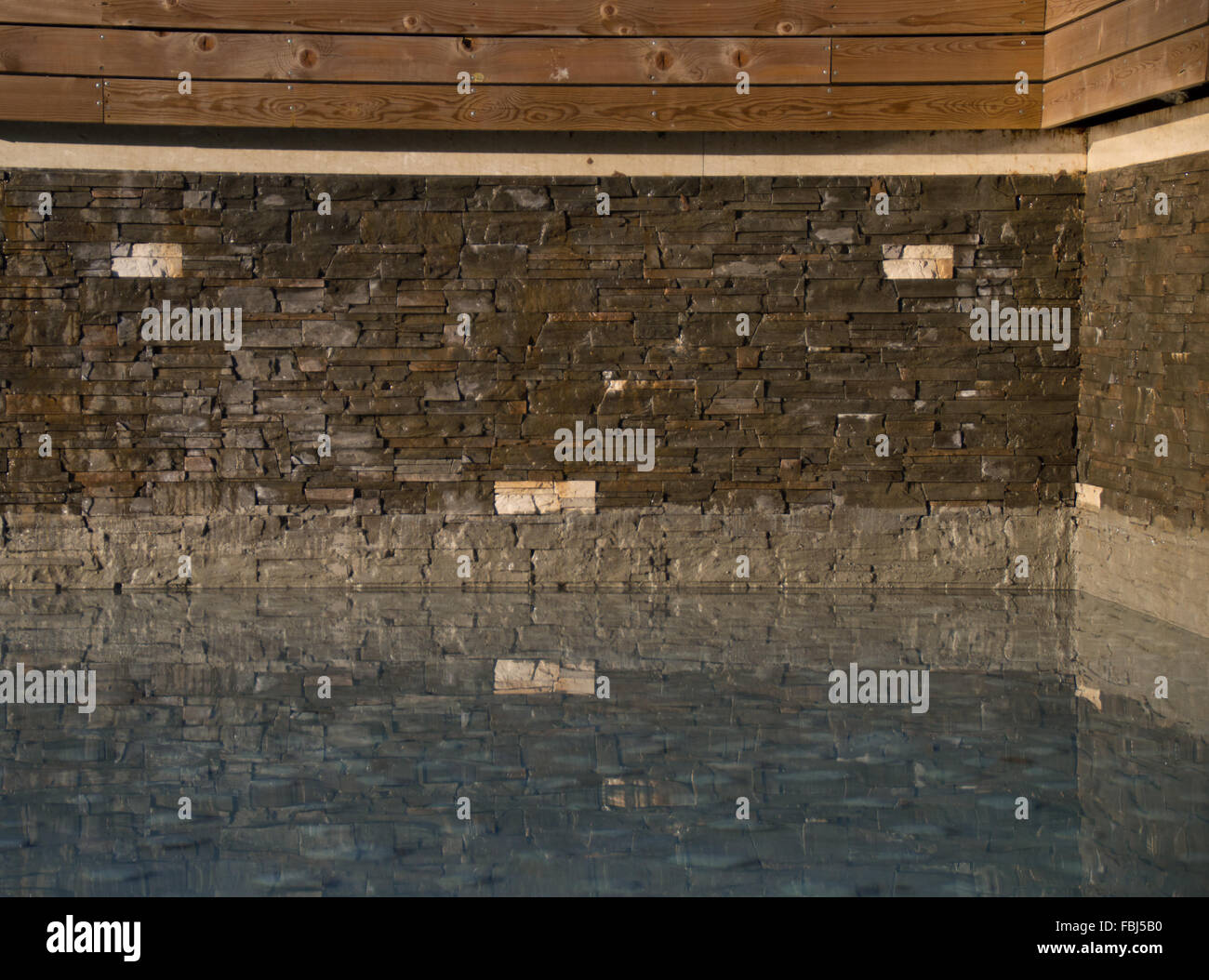 Petit réservoir d'eau décoratif. Fontaine de l'eau calmement et toujours Banque D'Images