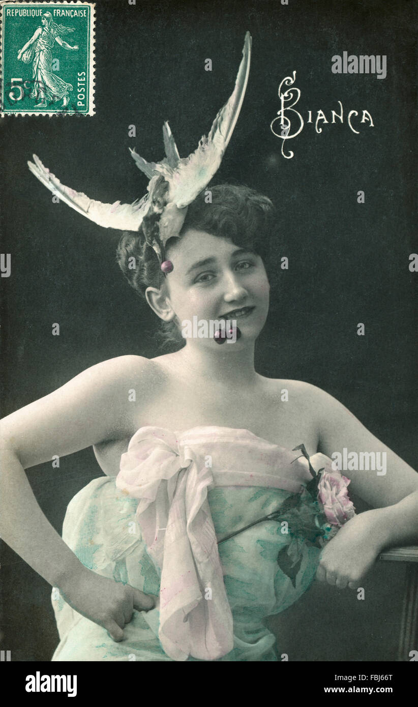 Carte postale, historique, femme, cerises, coiffe, oiseau, Banque D'Images