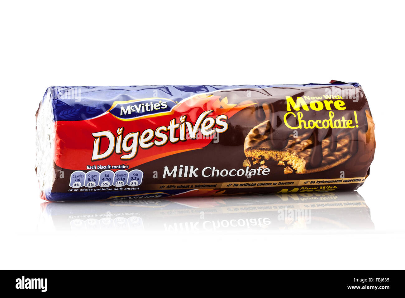 Un paquet de McVitie's biscuits digestifs au chocolat au lait sur un fond blanc. Banque D'Images