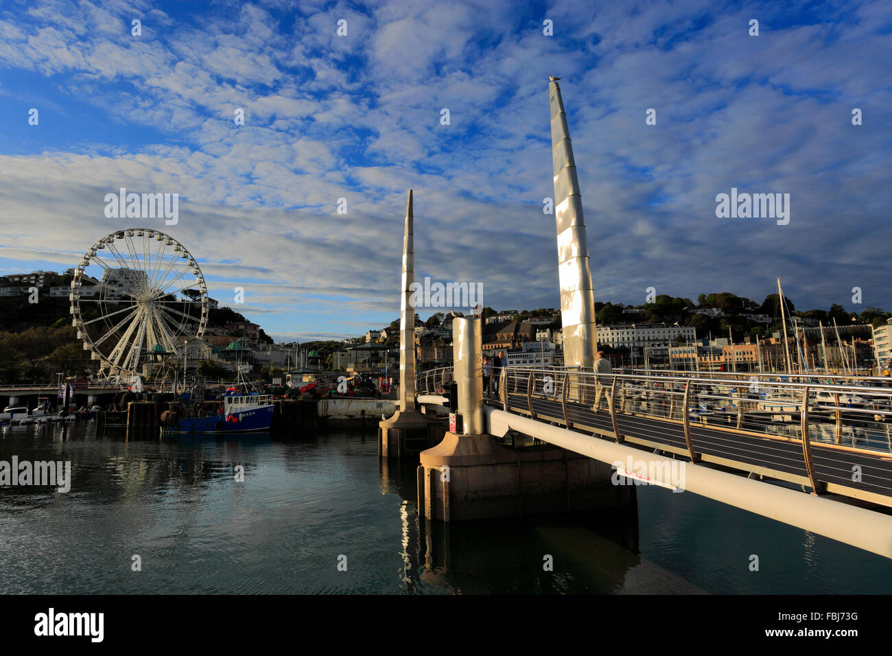 Le Millennium Bridge et la grande roue de nuit, ville de Torquay, Torbay,  English Riviera, comté de Devon, England, UK Photo Stock - Alamy