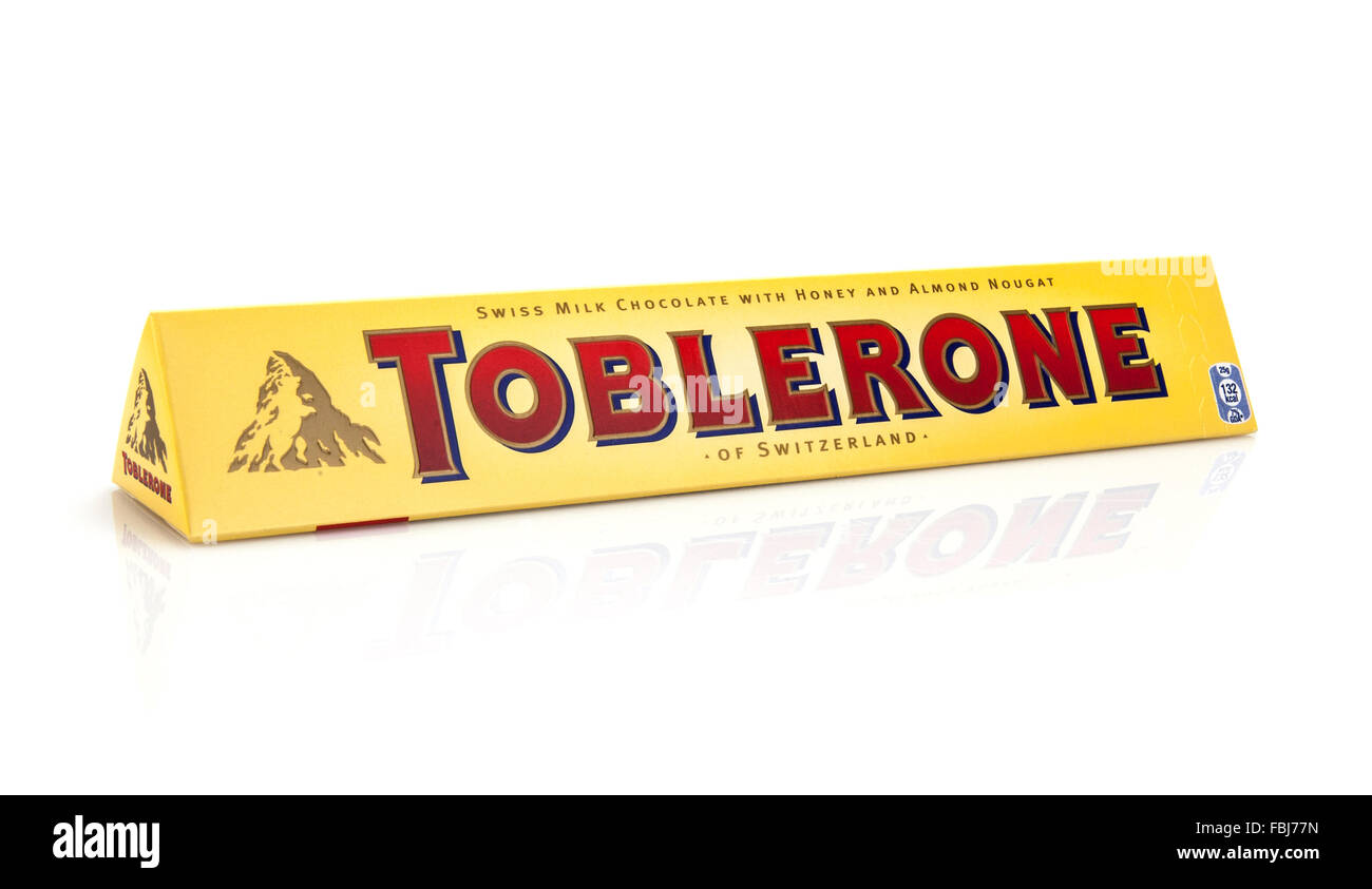 La barre de chocolat Toblerone sur fond blanc avec la réflexion Banque D'Images