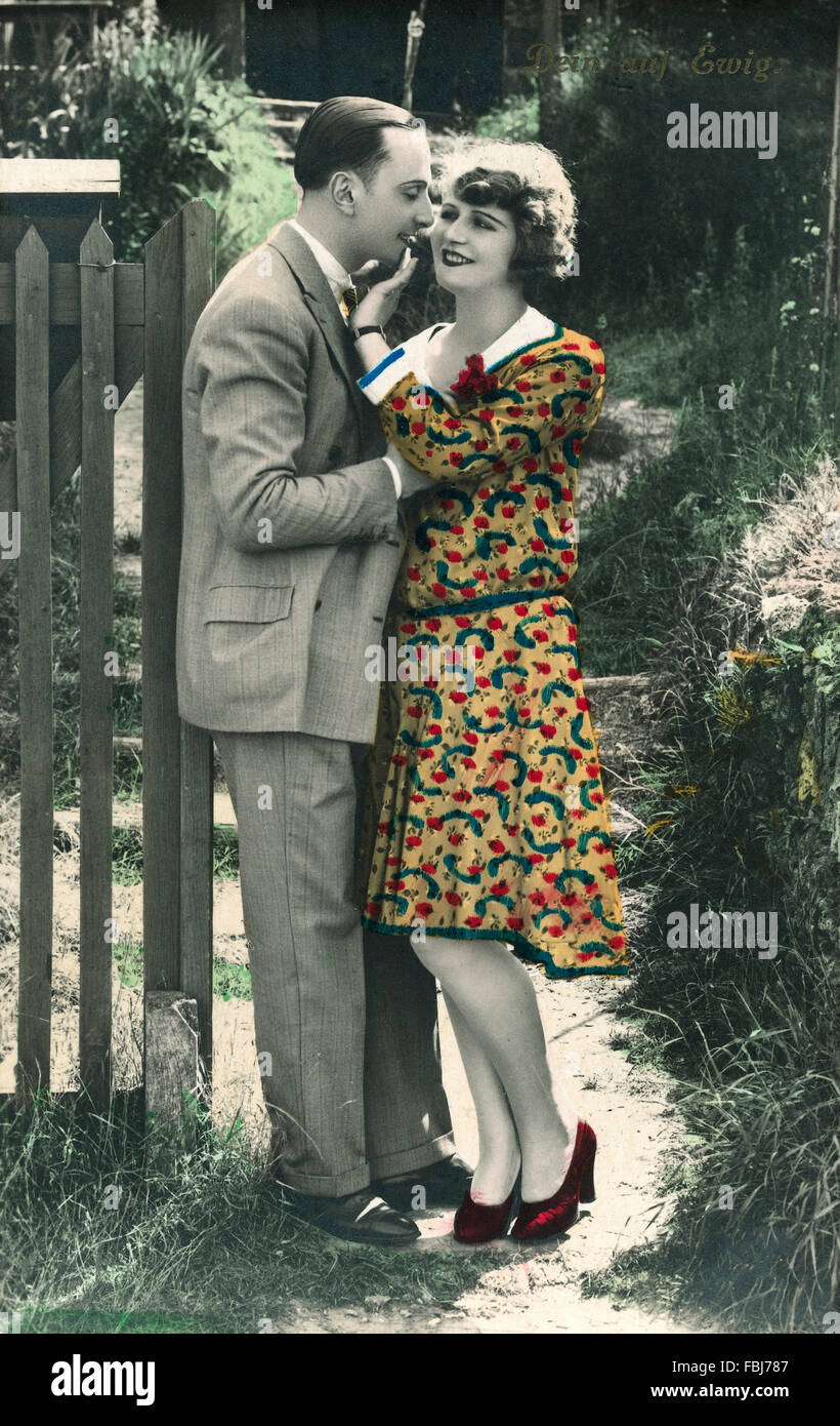 Carte Postale Historique Couple Jardin Cloture Dans L Amour De Tendresse Photo Stock Alamy