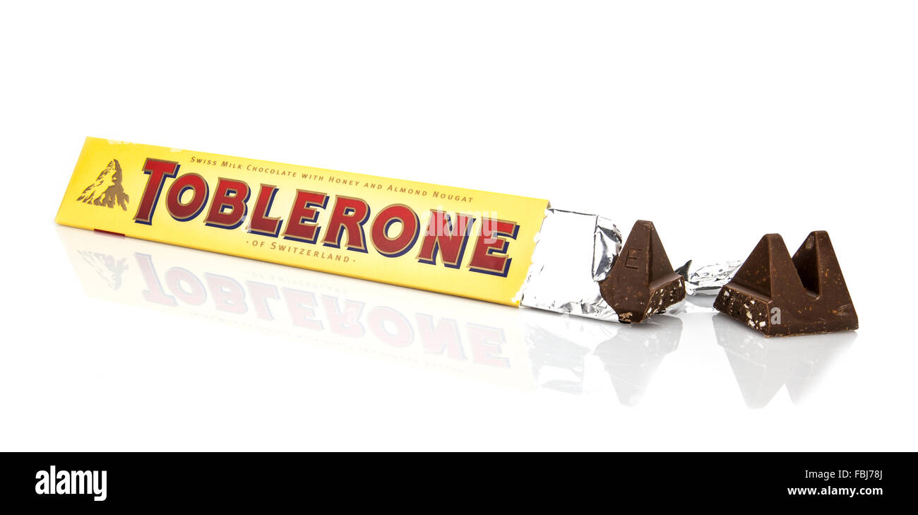 Ouvrir un paquet de Toblerone - chocolat au lait suisse avec nougat aux  amandes et miel sur fond blanc avec barre de chocolat broken Photo Stock -  Alamy