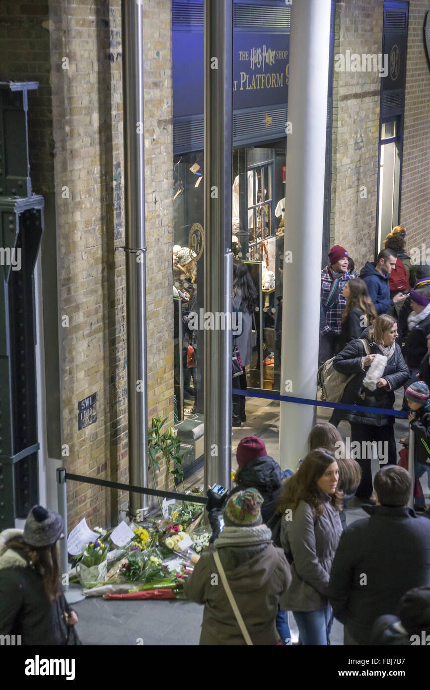 Londres, Royaume-Uni. 16 janvier, 2016. Allan Rickman fans déposent des fleurs et des hommages après sa mort cette semaine par la plate-forme de Harry Potter 9 3/4 à la gare de Kings Cross à Londres : Crédit Marcus Tylor/Alamy Live News Banque D'Images
