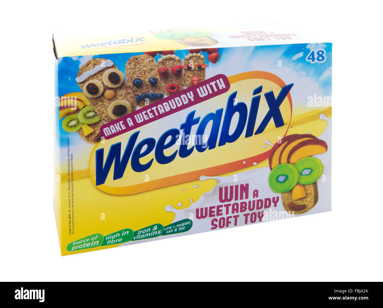 Sachet de Weetabix sur un fond blanc. Weetabix est un blé de grains entiers de céréales de petit-déjeuner Banque D'Images