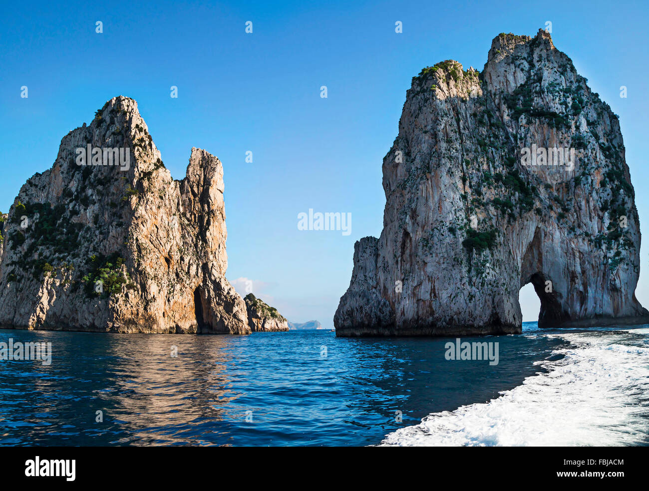 Un paysage extraordinaire à l'île de Capri avec Faraglioni - roches côtières à la formation de la mer Méditerranée. Banque D'Images