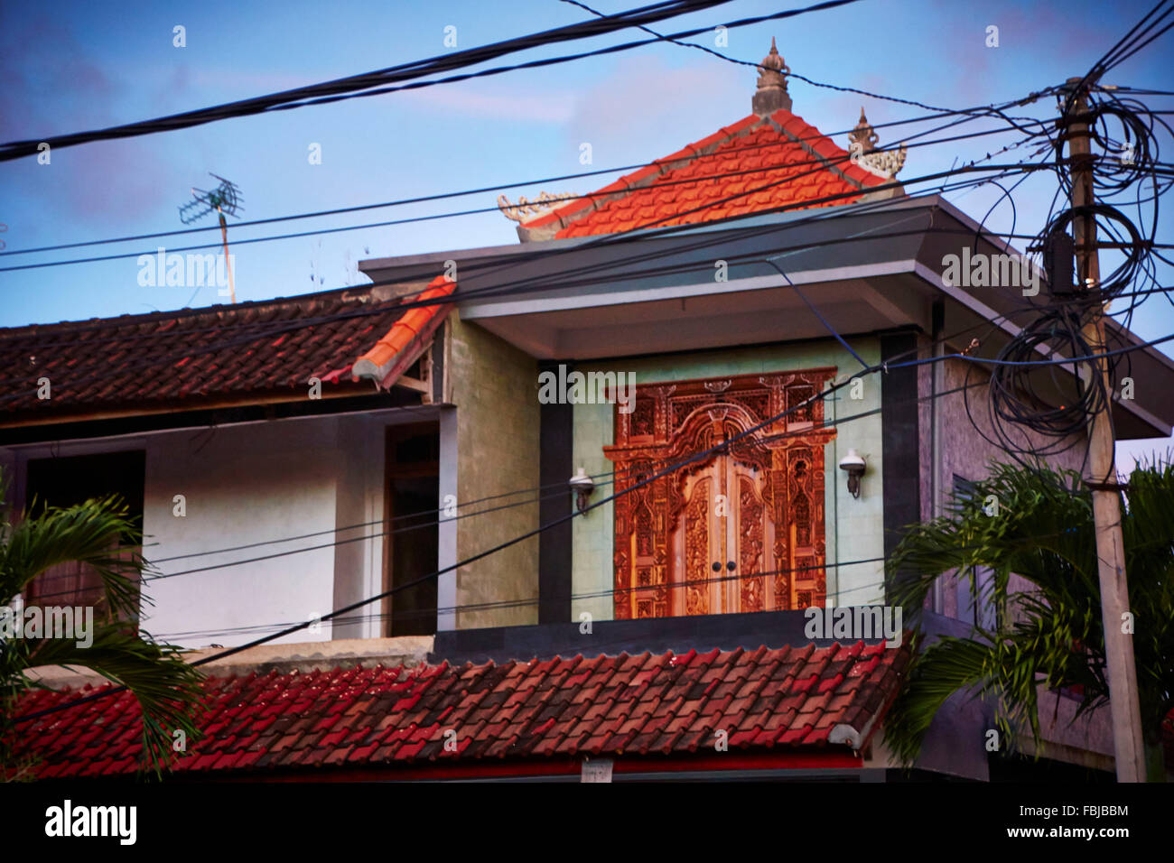 Maison, toitures, poteaux électriques, câble électrique, ciel bleu, Bali, Indonésie, Asie Banque D'Images
