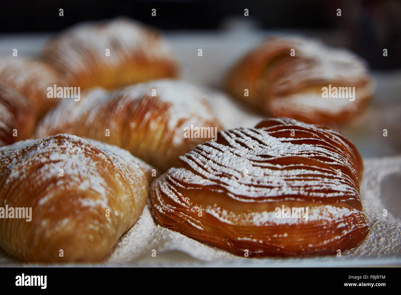 Sfogliatella Gateau Pate Feuilletee Close Up De Remplissage De Ricotta Doux Italie Photo Stock Alamy Sfogliatella Gateau Pate Feuilletee Close Up De Remplissage De Ricotta Doux Italie Photo Stock Alamy